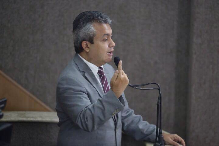 Elber diz que prefeito não tem criatividade para realizar eventos culturais em Aracaju