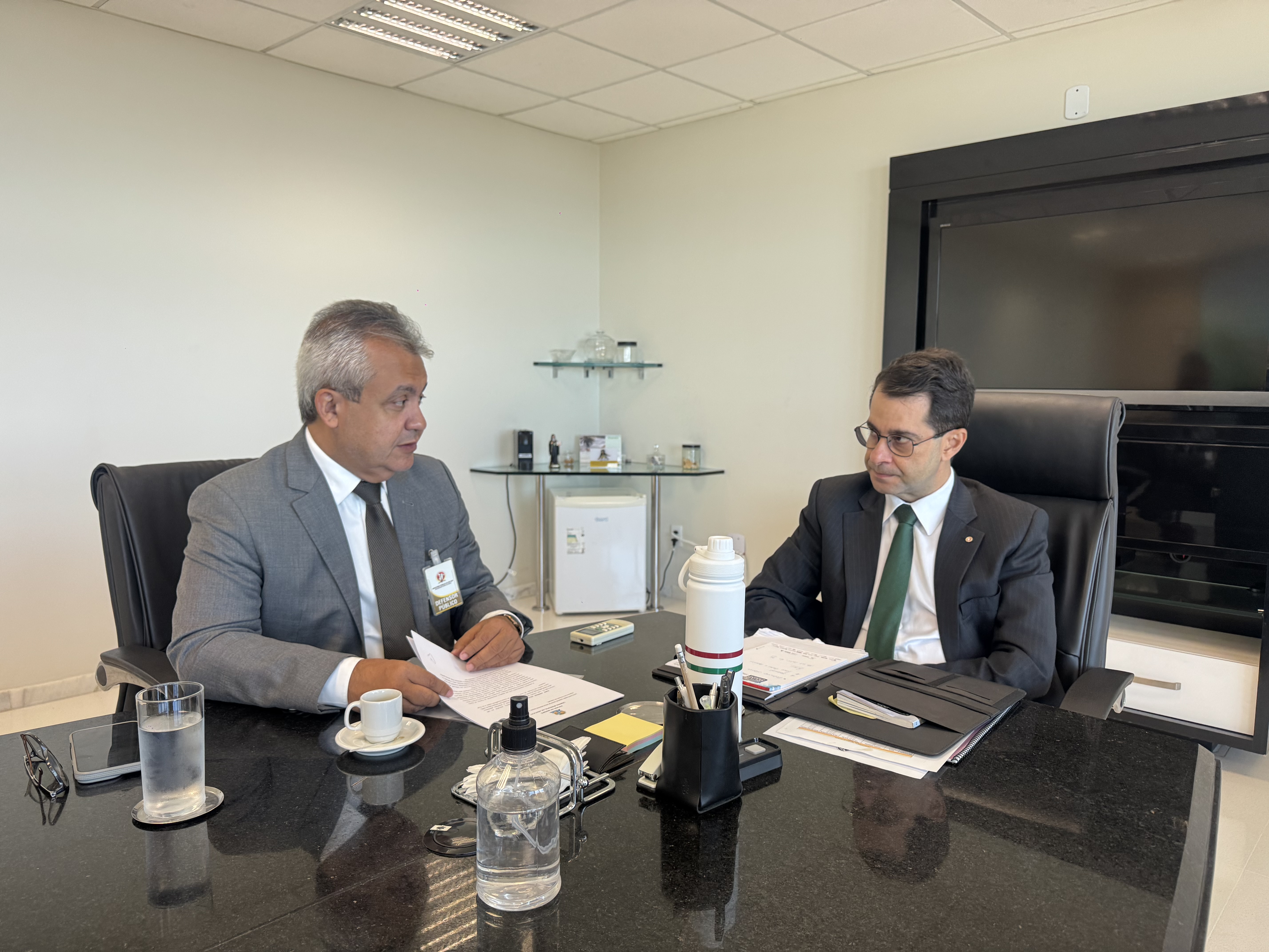 Elber entrega denúncia de contrato da prefeitura ao Procurador-Geral de Justiça, Nilzir Vieira 