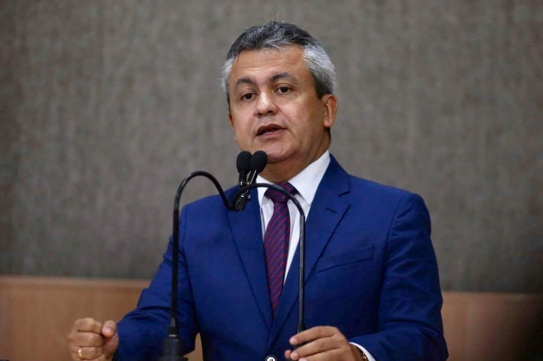 Elber explica o que muda para os aracajuanos com a revogação do IPTU