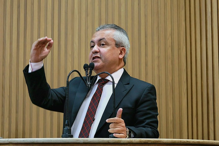 Elber fala sobre taxação dos Estados Unidos aos produtos brasileiros 