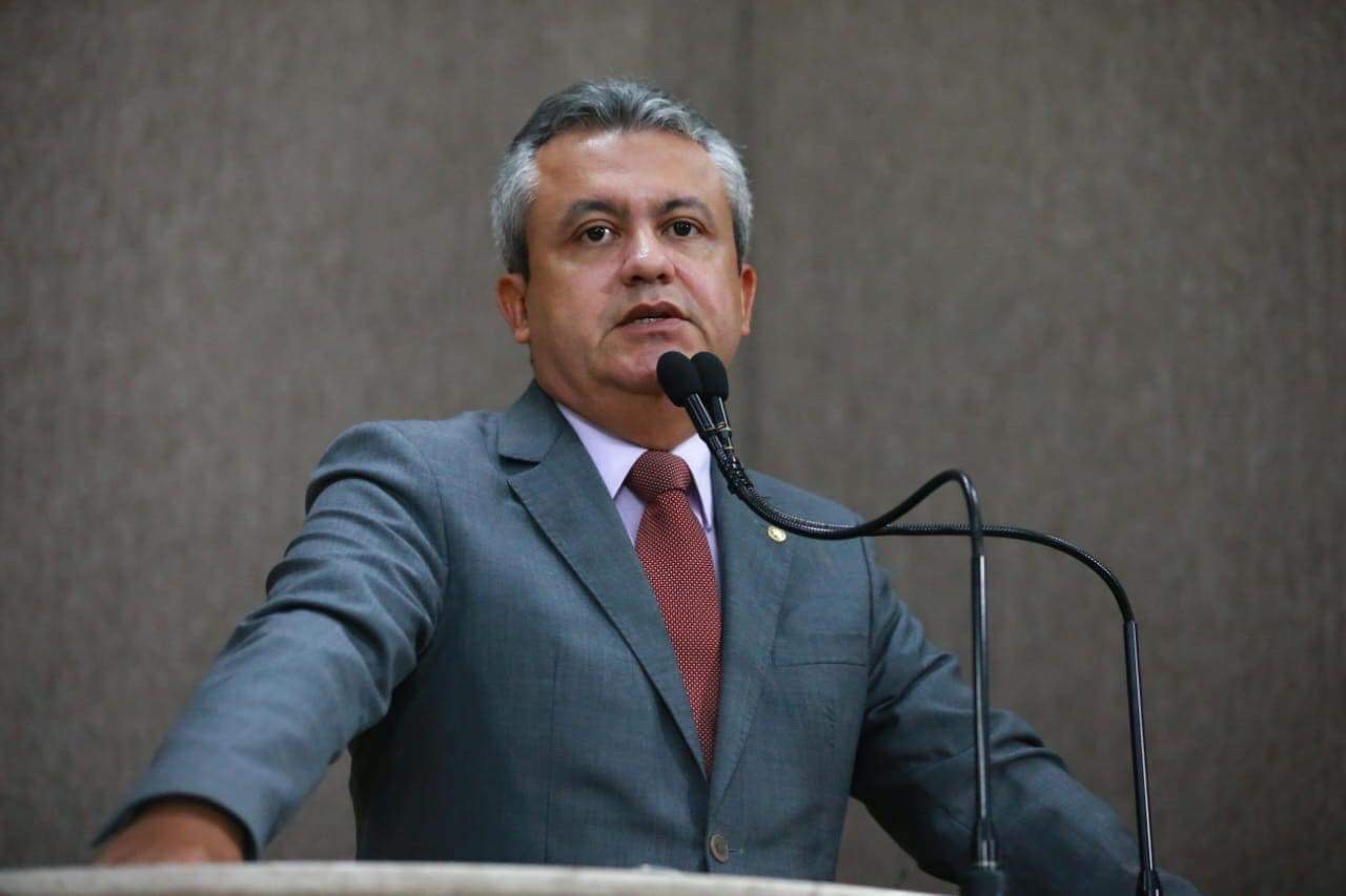 Elber faz críticas à Bolsonaro e a promotores da Lava Jato