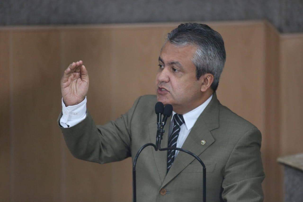 Elber faz denúncias de mal atendimento no Nestor Piva