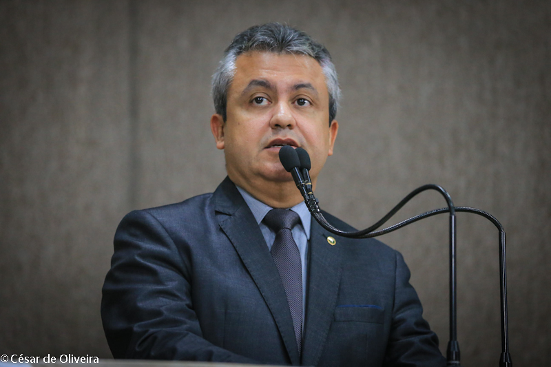 Elber faz reflexões sobre a Abolição da Escravatura e o preconceito com o negro no Brasil