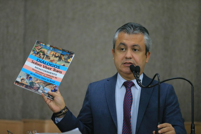 Elber faz reflexões sobre o Dia Internacional de Combate à LGTBfobia