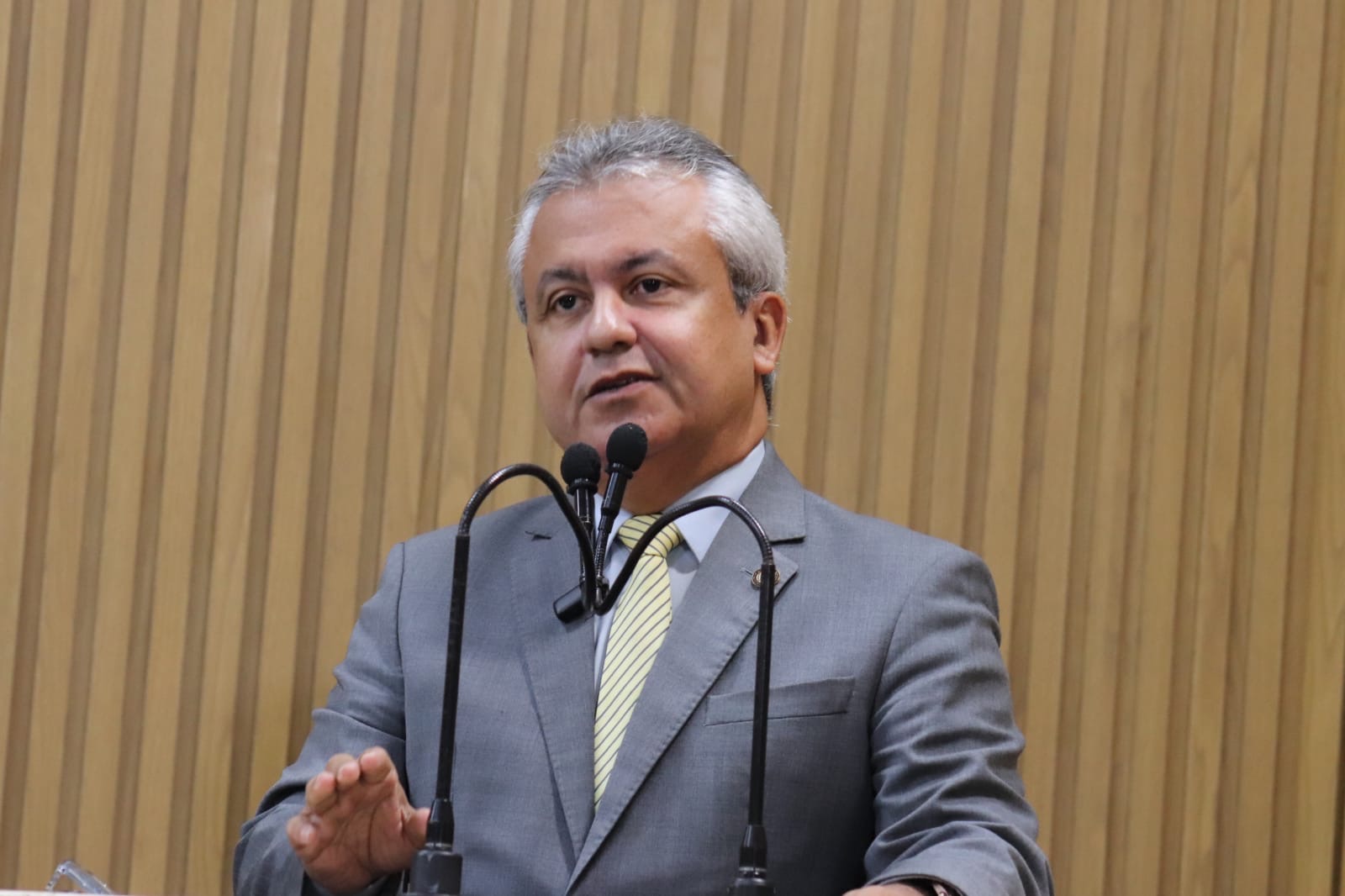 Elber lamenta morte do Papa Francisco 