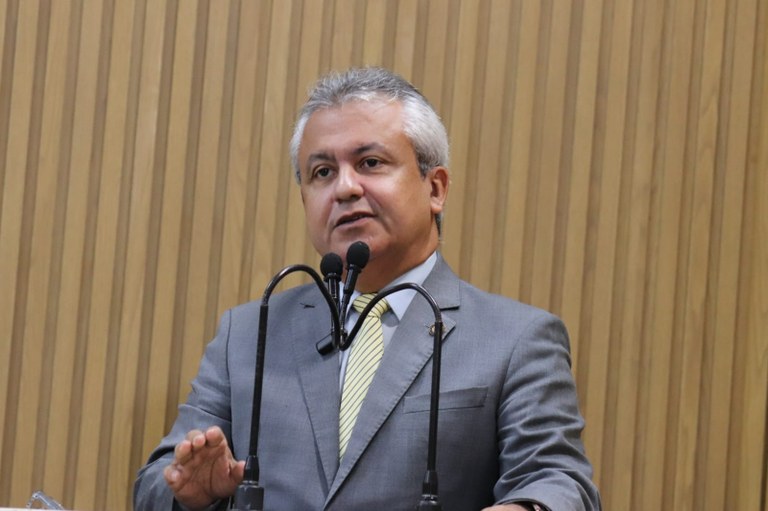 Elber lamenta morte do Papa Francisco 