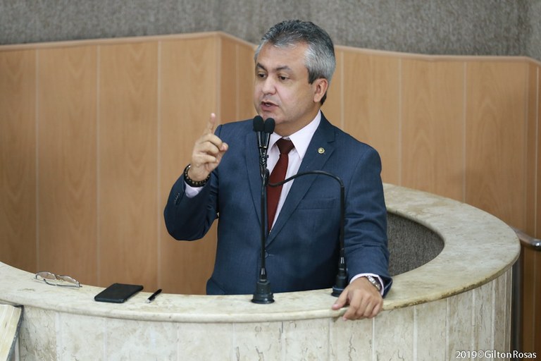 Elber lamenta que Edvaldo Nogueira retirou isenção de IPTU dos Aracajunos