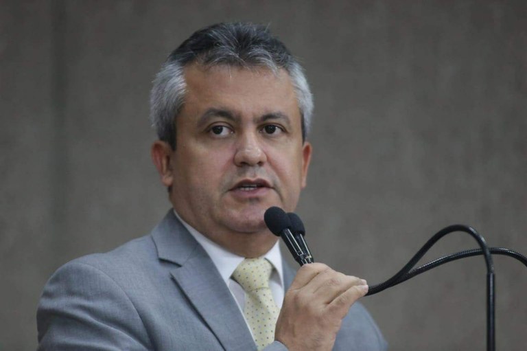 Elber leva reclamações de moradores do Siqueira e Santo Antônio