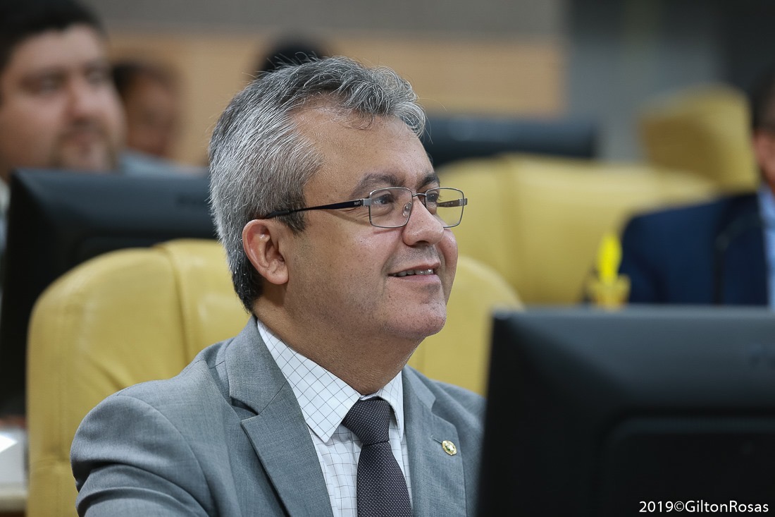 Elber parabeniza a liberação de venda de medicamentos à base de cannabis