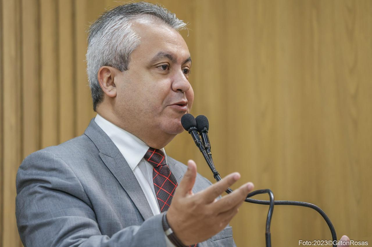 Elber parabeniza aprovação de lei que beneficiará servidores da câmara