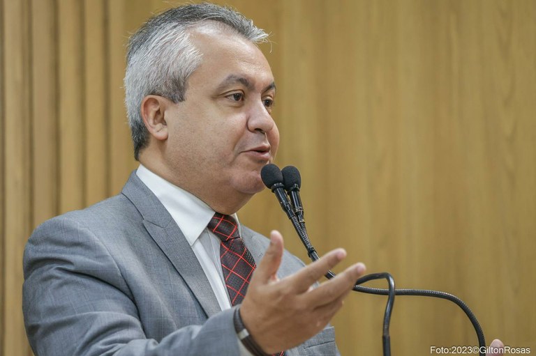 Elber parabeniza aprovação de lei que beneficiará servidores da câmara