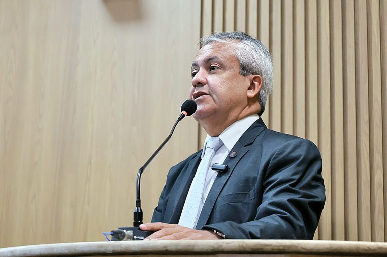 Elber parabeniza categoria pelo Dia do Jornalista 