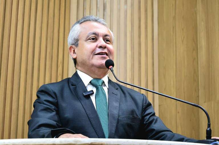 Elber parabeniza entrega da praça Dom José Thomaz e pede atenção para revitalização de feira no Siqueira