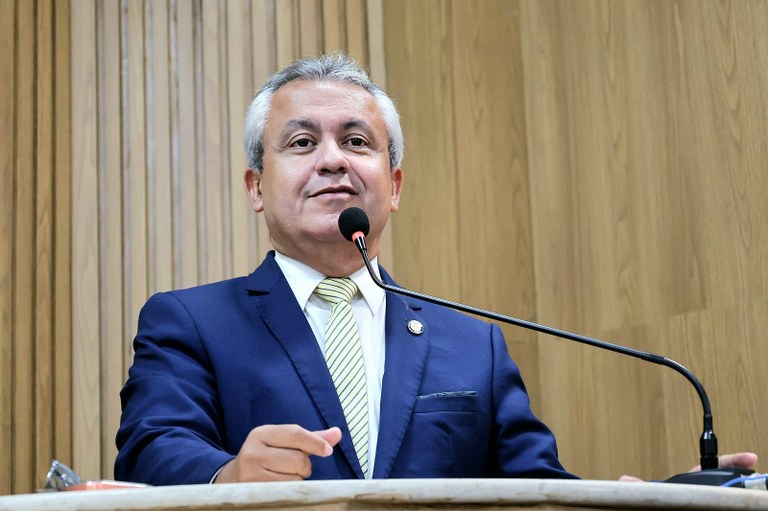 Elber parabeniza feito das emendas parlamentares e alerta para falta de pagamento das verbas pela Prefeitura de Aracaju 