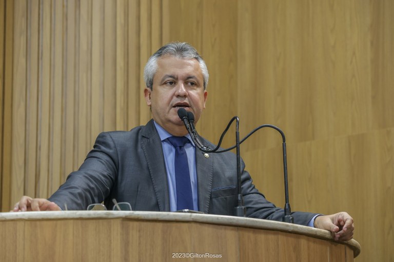 Elber pede Moção de apelo pela retirada de voos da Gol da capital   