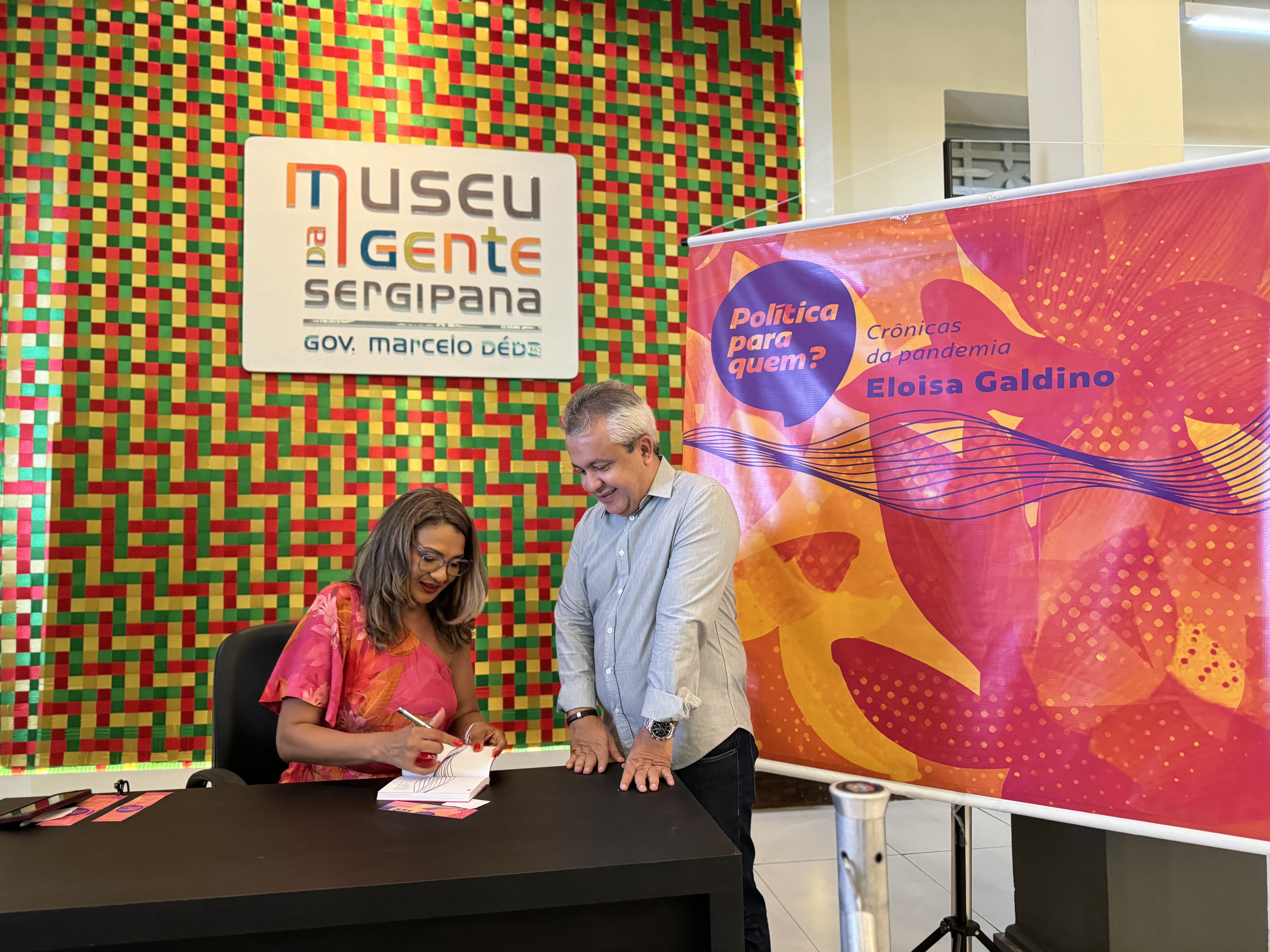 Elber prestigia lançamento de livro de Eloísa Galdino