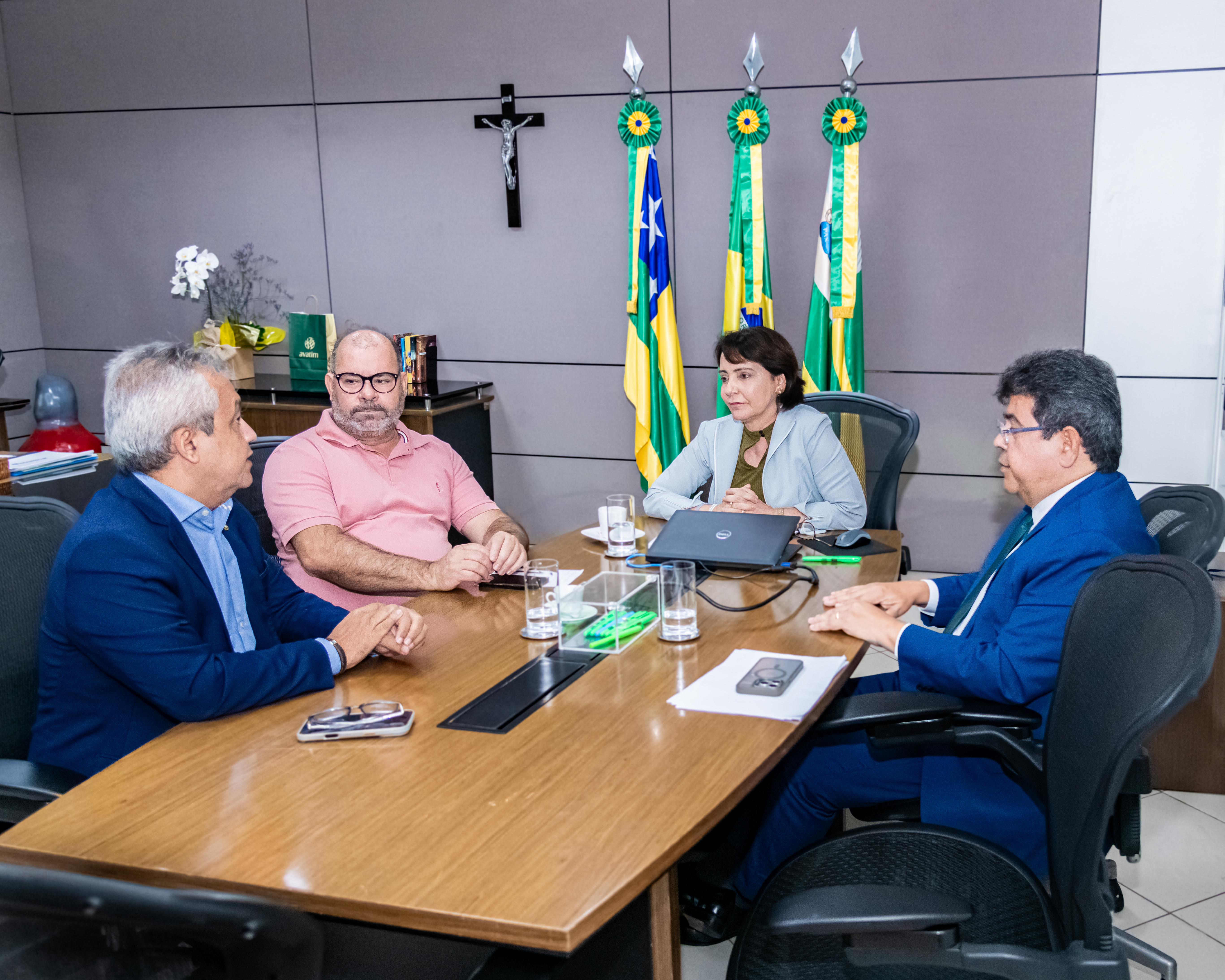 Elber questiona Emília sobre vetos em projetos de sua autoria, incluindo um criado em parceria com ela  