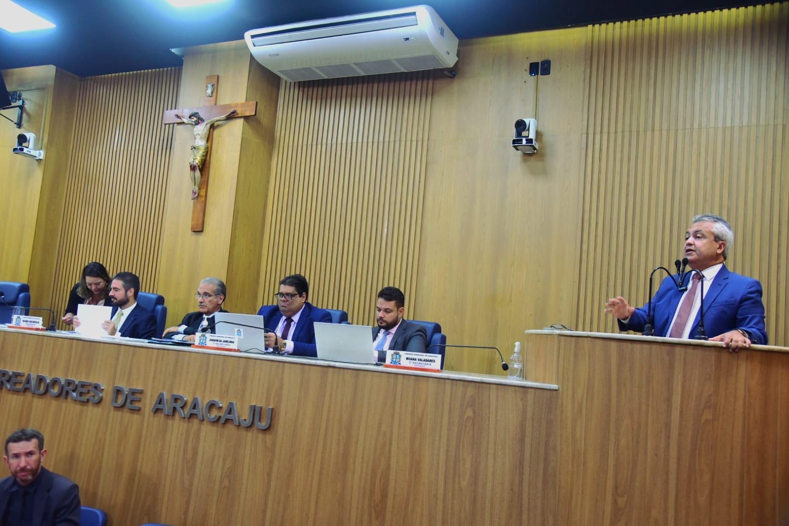 Elber questiona modelo administrativo da Maternidade Lourdes Nogueira