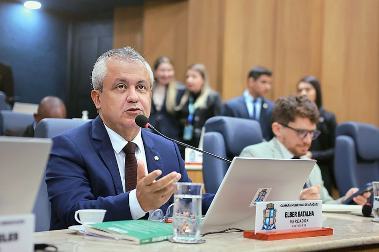 Elber reafirma seu apoio ao fim da escala 6x1 