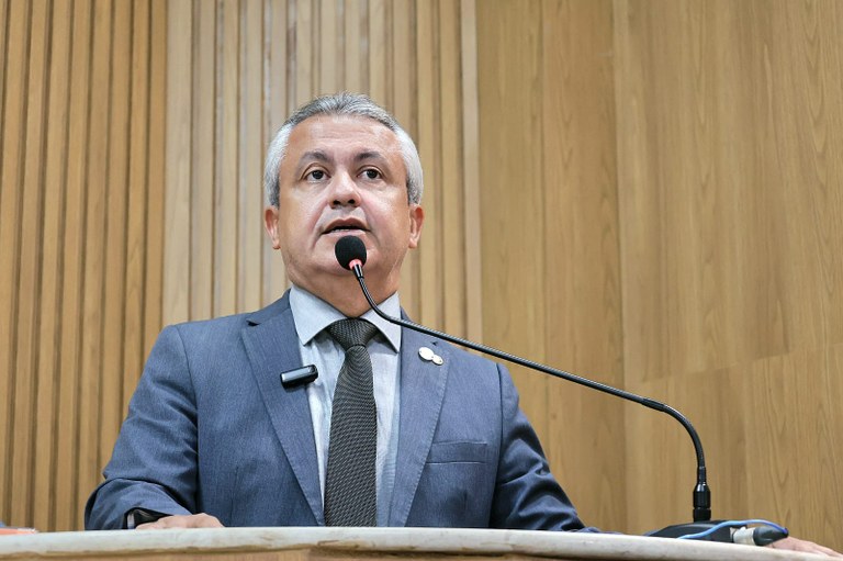 Elber rebate acusação de “milícia digital” e denuncia assessor comissionado