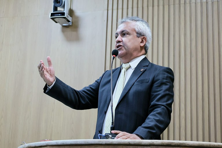 Elber reforça apoio ao magistério e destaca projeto de metas para escolas com melhores notas na educação