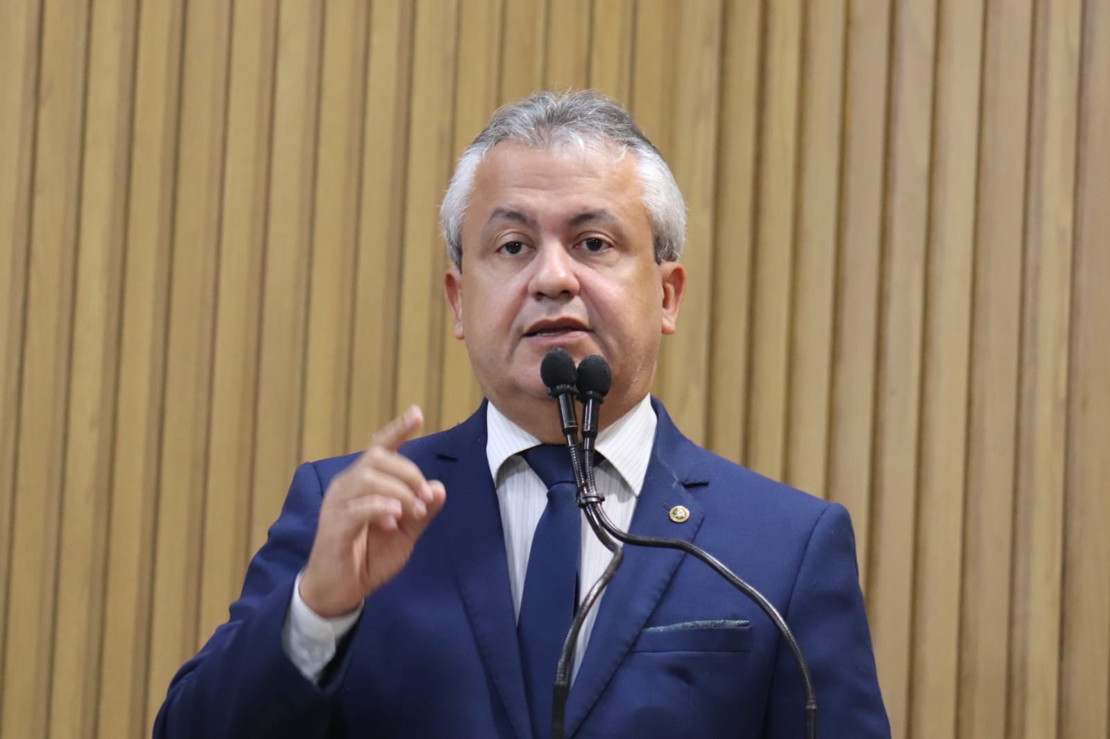 Elber solicita informações sobre aprovados no magistério municipal 