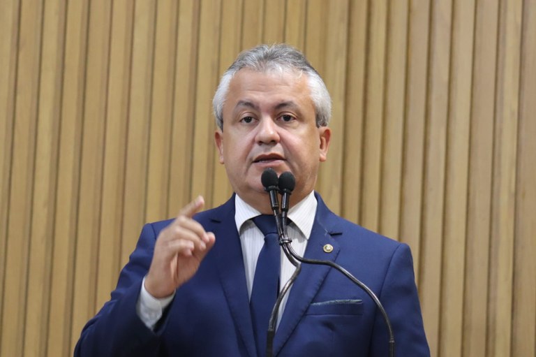 Elber solicita informações sobre aprovados no magistério municipal 