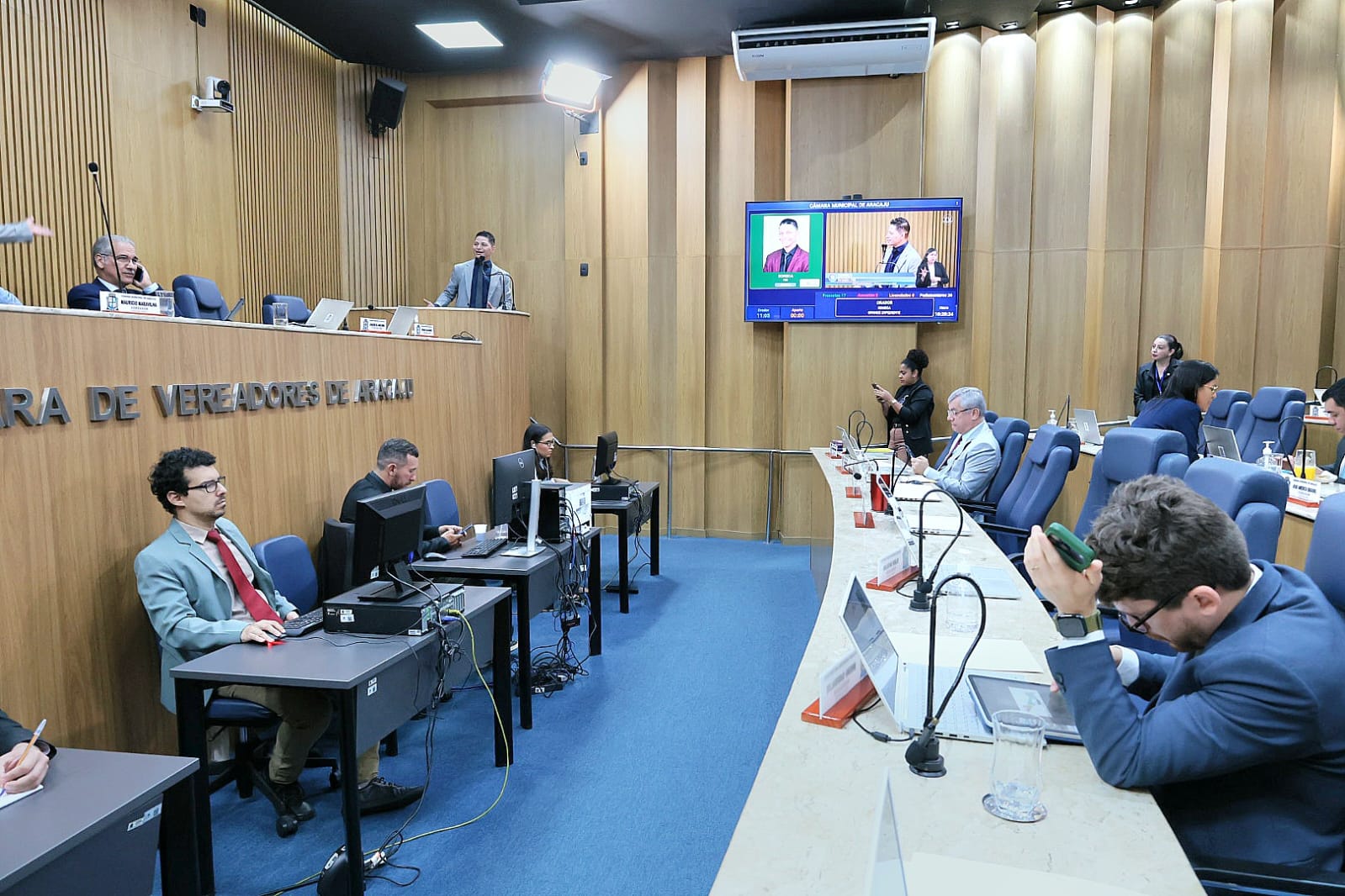 Elogios ao Pré-Caju, críticas às alterações de projetos nacionais e negociação para estabelecimento do piso salarial de professores e de profissionais de saúde marcam o Grande Expediente