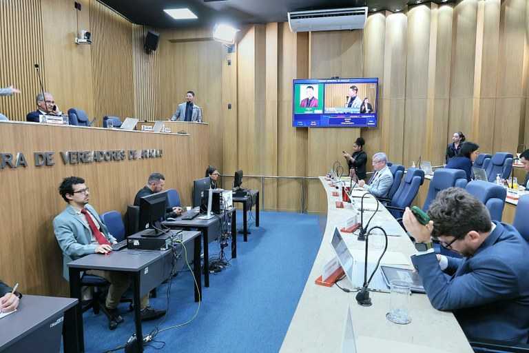 Elogios ao Pré-Caju, críticas às alterações de projetos nacionais e negociação para estabelecimento do piso salarial de professores e de profissionais de saúde marcam o Grande Expediente