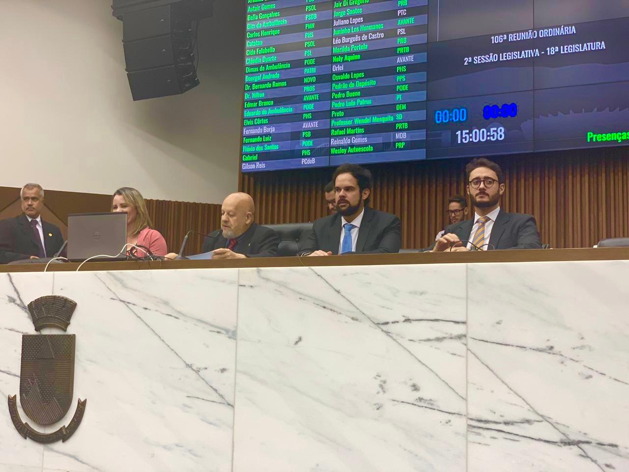 Em Belo Horizonte, Thiaguinho acompanha o dia no legislativo municipal