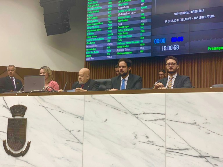 Em Belo Horizonte, Thiaguinho acompanha o dia no legislativo municipal