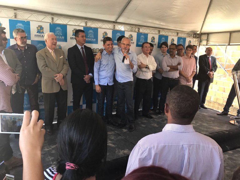 "Em dia de festa, o presente é dos moradores de comunidades carentes", comemora Soneca