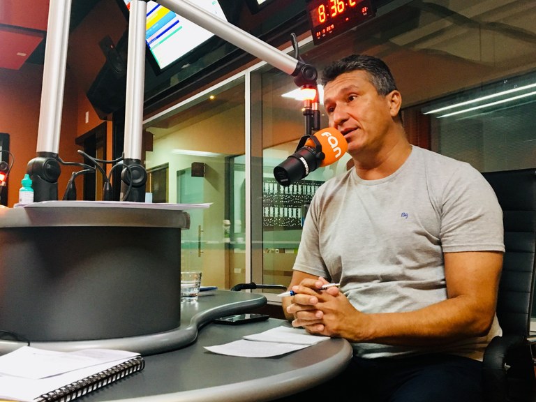 Em emissora de rádio, Zezinho do Bugio destaca ações, Projetos de Leis e permanência no bloco da situação