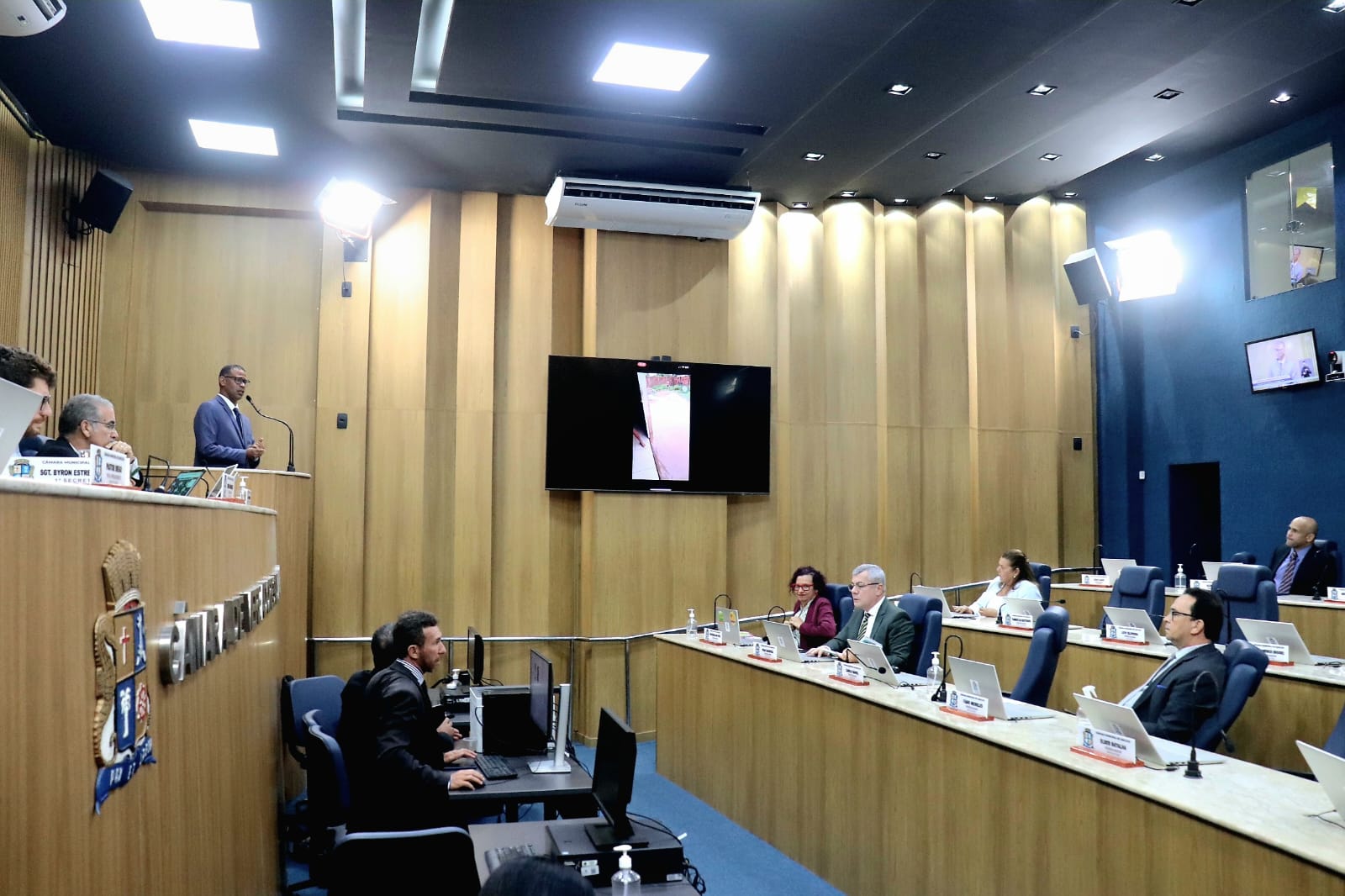 Em Grande Expediente, vereadores debatem sobre guerras e realizam cobranças nas áreas da saúde, esporte e educação 