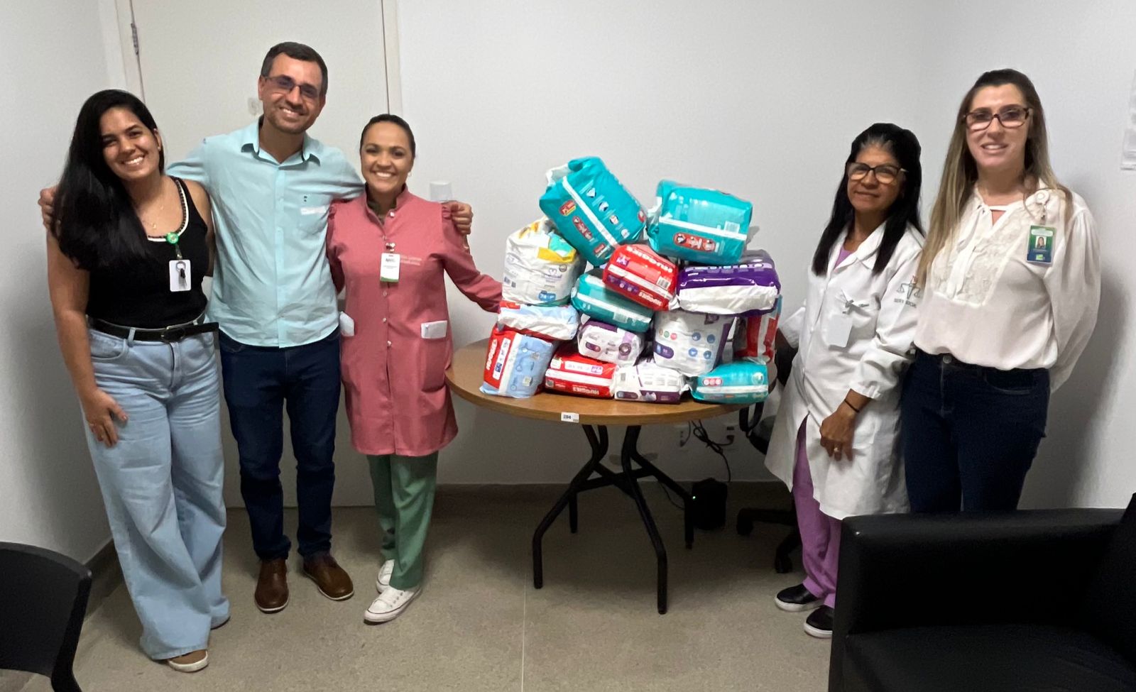 Em homenagem ao Dia das Mães, vereador Lúcio Flávio realiza doação de fraldas na Maternidade Lourdes Nogueira