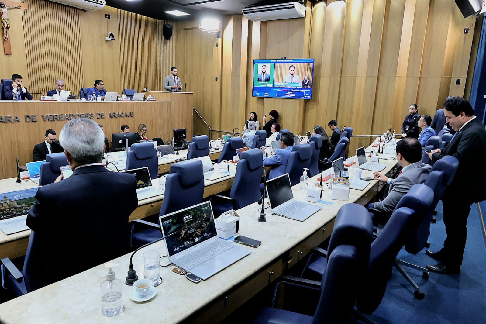 Em Pequeno Expediente, parlamentares debatem pautas sociais e celebram o Dia do Vereador