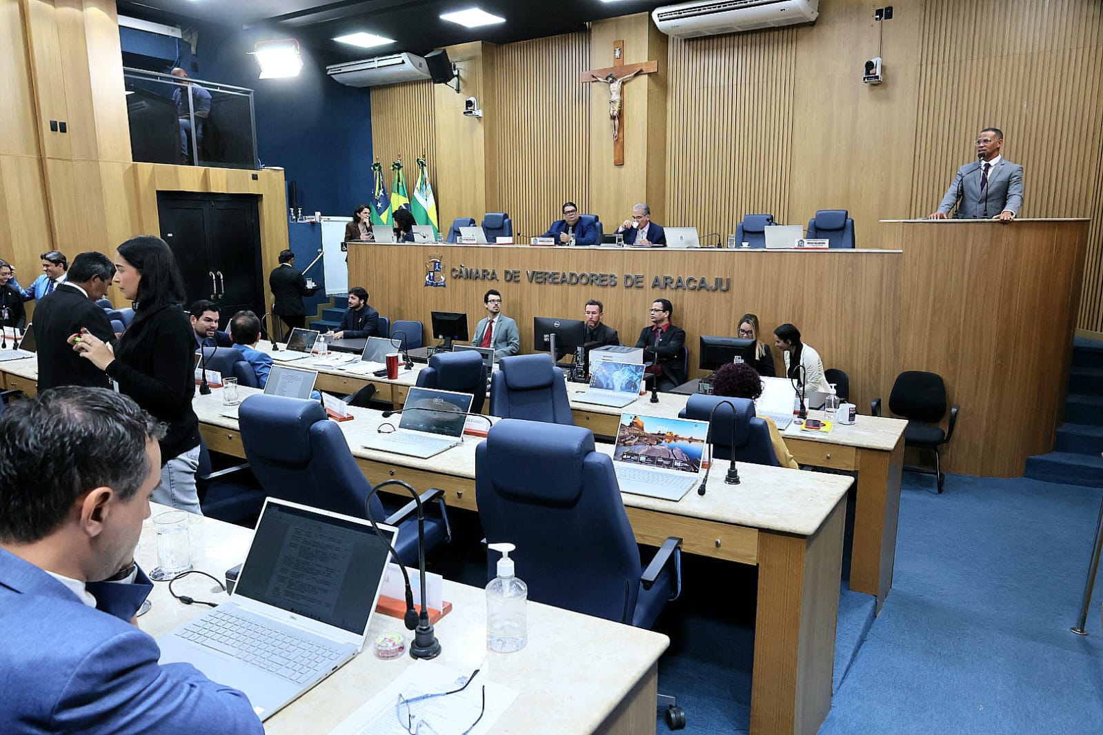 Em Pequeno Expediente, vereadores debatem licitações, projetos do Executivo e demandas comunitárias 