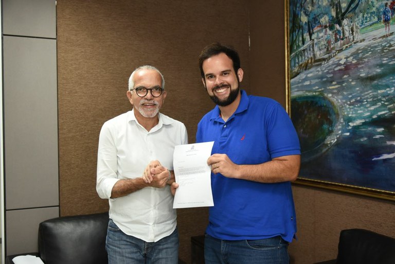 Em reunião com o prefeito, Thiaguinho busca sanção de projetos de sua autoria