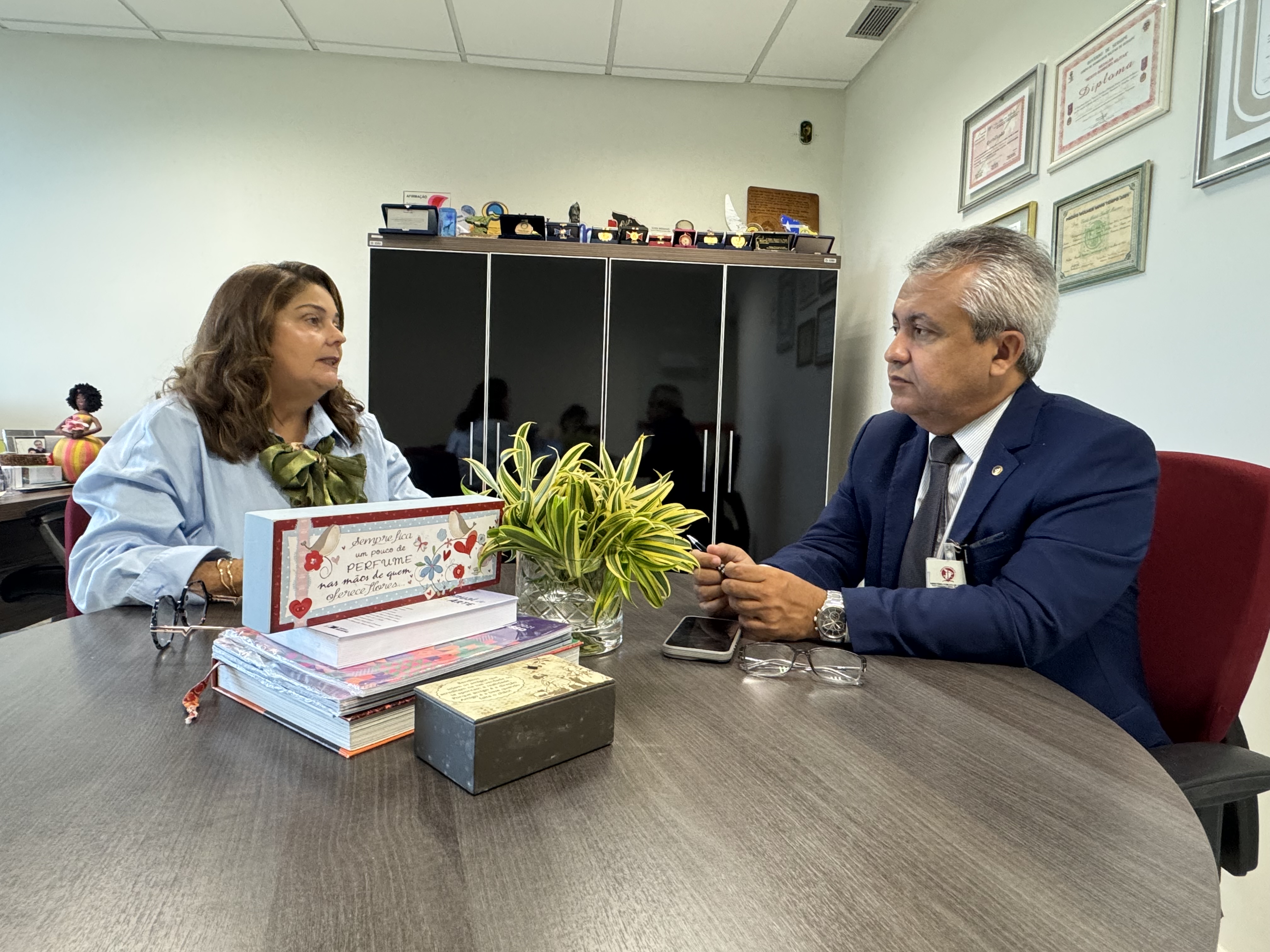 Em reunião, Elber trata de direito do consumidor com Euza Missano 