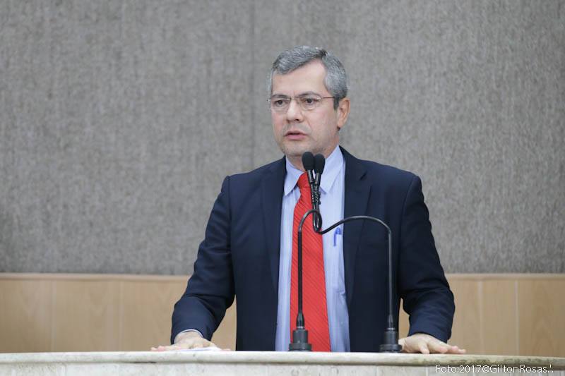 Em Sessão Especial pelo Dia dos Bancários, Iran homenageia José Souza