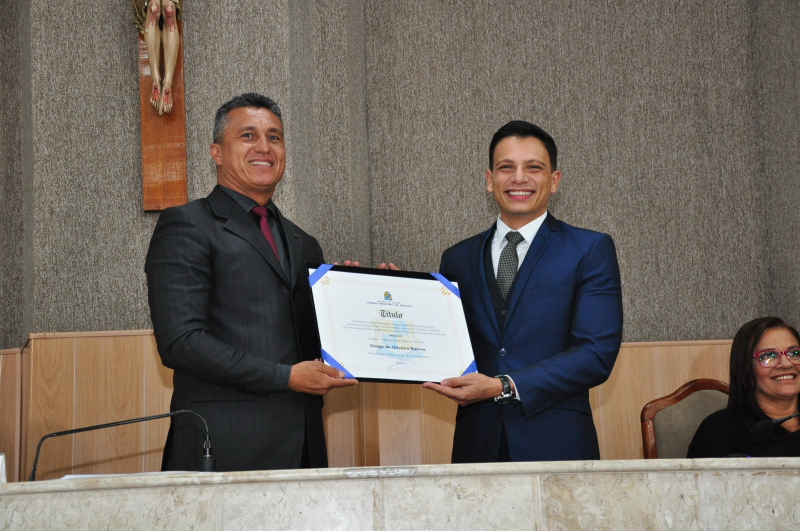 Em solenidade, Zezinho concede Título de Cidadão Aracajuano ao jornalista Diego Barros