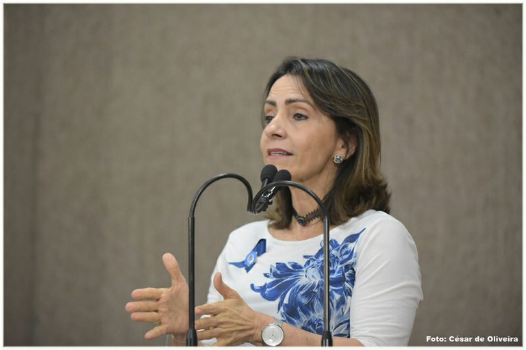 Emília alerta que o sentimento patriótico está em extinção no Brasil