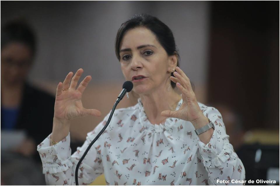 Emília cobra a conclusão da obra da creche no Augusto Franco