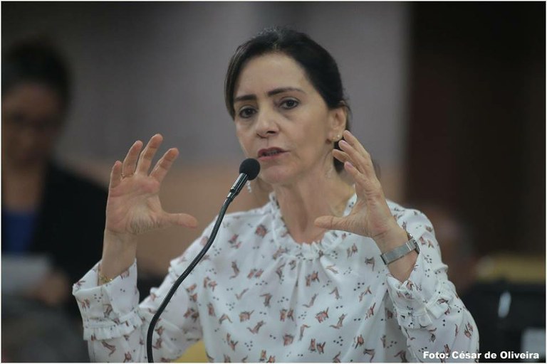 Emília cobra a conclusão da obra da creche no Augusto Franco