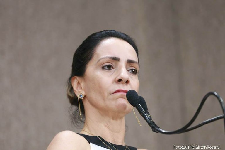 Emília cobra a instalação de lâmpadas LED no bairro Suíça