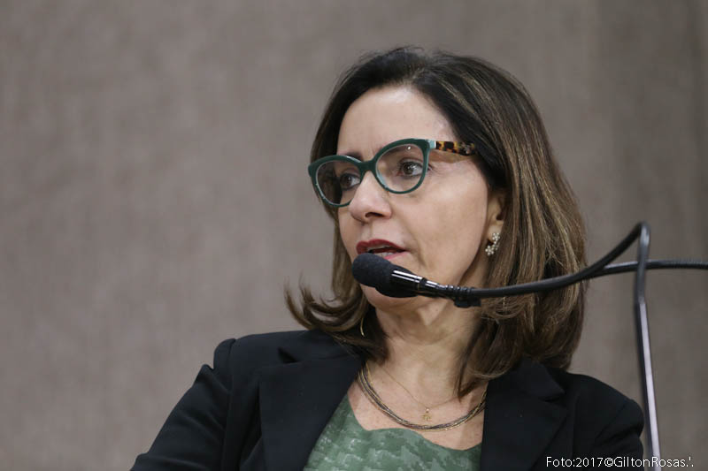 Emília cobra manutenção das áreas de lazer da Orla de Atalaia