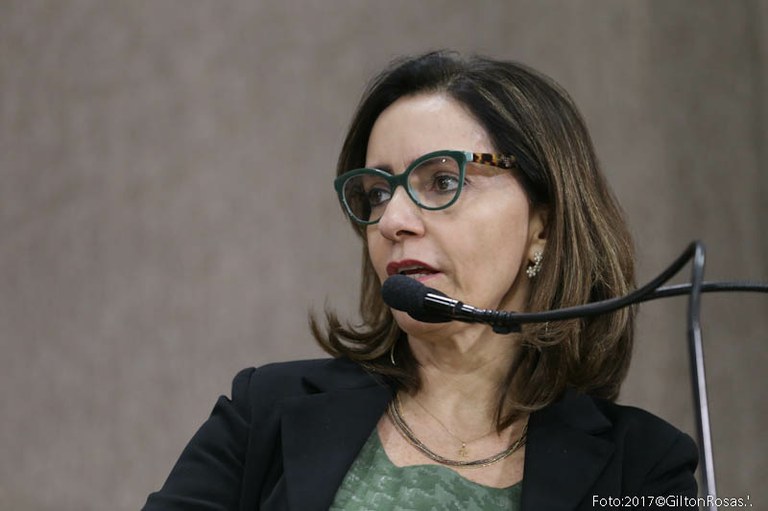 Emília cobra manutenção das áreas de lazer da Orla de Atalaia