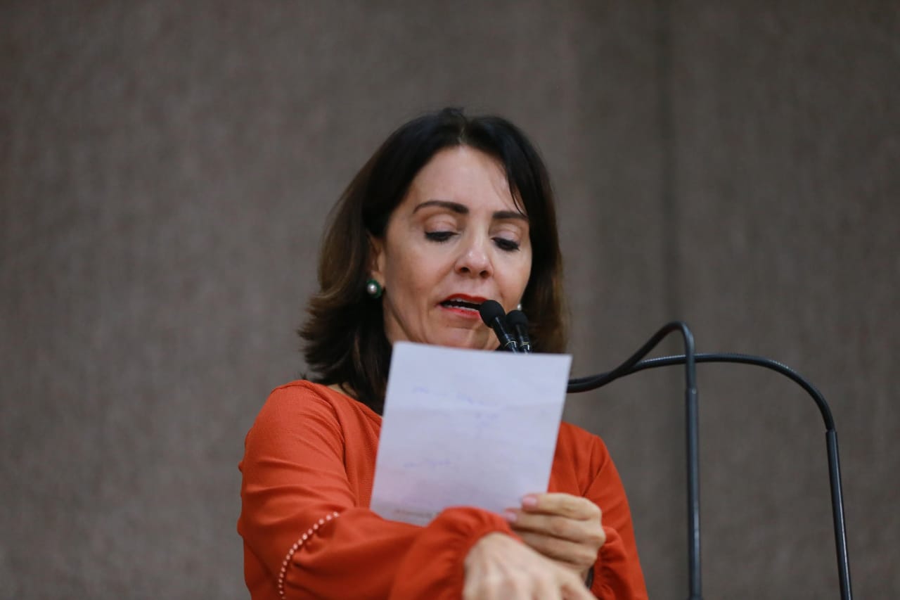 Emília cobra o retorno das Sessões presenciais