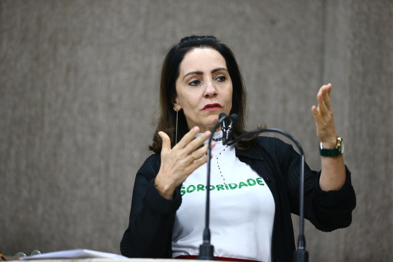 Emília cobra promoção das policiais militares