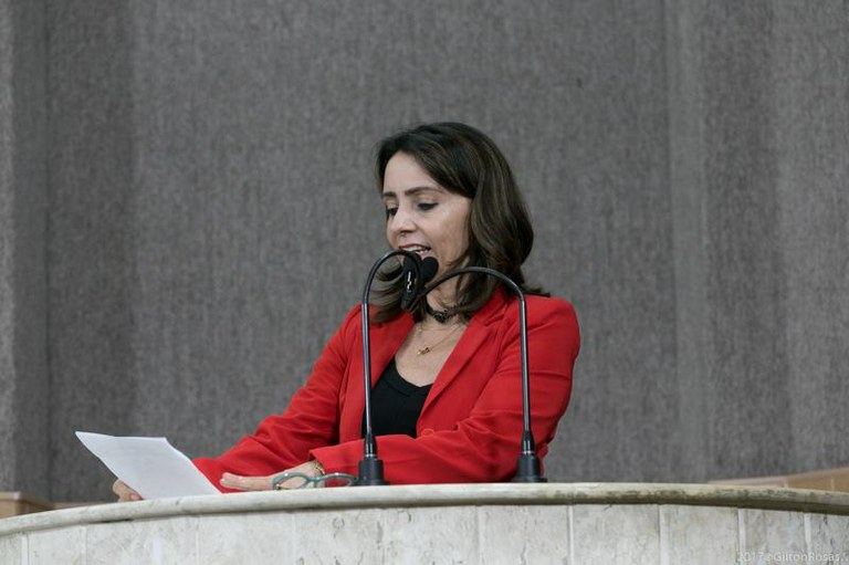 Emília cobra que a Prefeitura abra olhos para o Procon